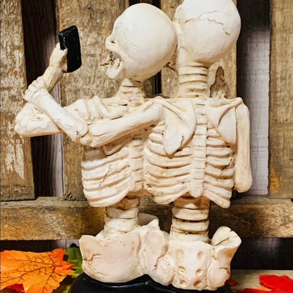 Skeleton Selfie Couple - Picture 6 of 10